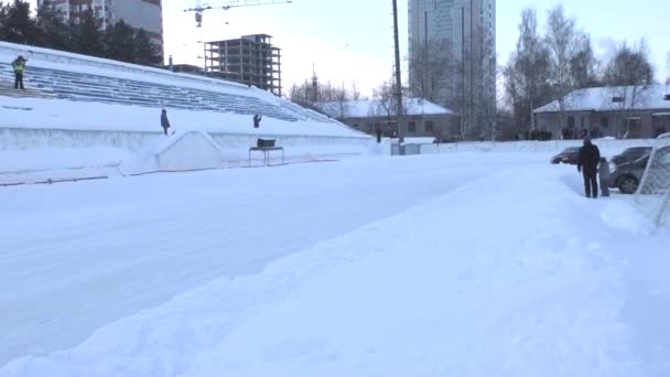 Perm, Federacja Rosyjska, Styczeń 17.2016 samochód wyścigowy na stadionie — Wideo stockowe