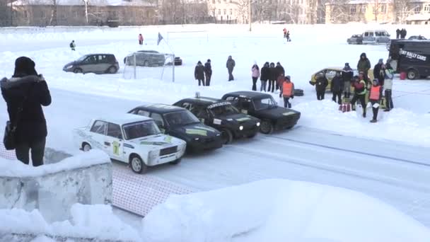 PERM, RÚSSIA, JANEIRO 17.2016 Corrida de carros no estádio — Vídeo de Stock