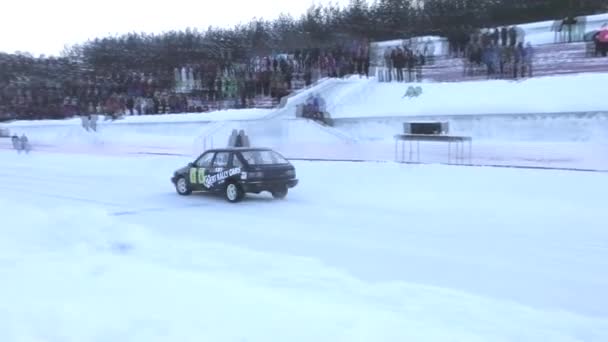 PERM, RÚSSIA, JANEIRO 17.2016 Corrida de carros no estádio — Vídeo de Stock