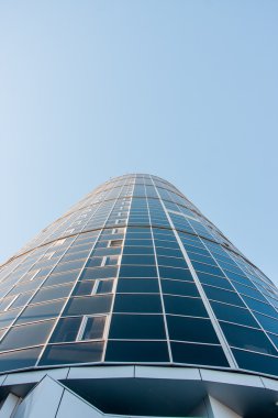 Mavi gökyüzü, sokak Makarenko arka plan üzerinde otel