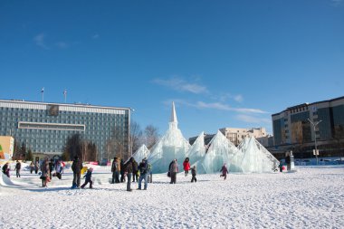 Perm, Rusya, Şubat, 06.2016: Yetişkin bir buzlu çocukları ile 