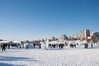 Perm, Rusya, Şubat, 06.2016: Yetişkin bir buzlu çocukları ile 