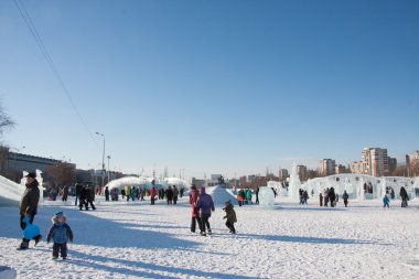 Perm, Rusya, Şubat, 06.2016: Yetişkin bir buzlu çocukları ile 