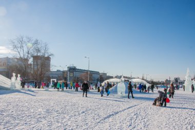 Perm, Rusya, Şubat, 06.2016: Yetişkin bir buzlu çocukları ile 