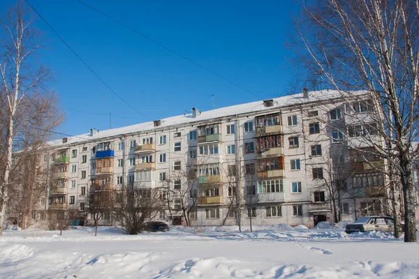 PERM, RUSIA, Feb, 06.2016: Paisaje invernal con una h de cinco pisos — Foto de Stock