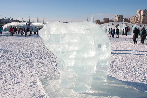 Dauerwelle, Russland, Februar, 06.2016: eine wunderschöne Eisskulptur eines — Stockfoto