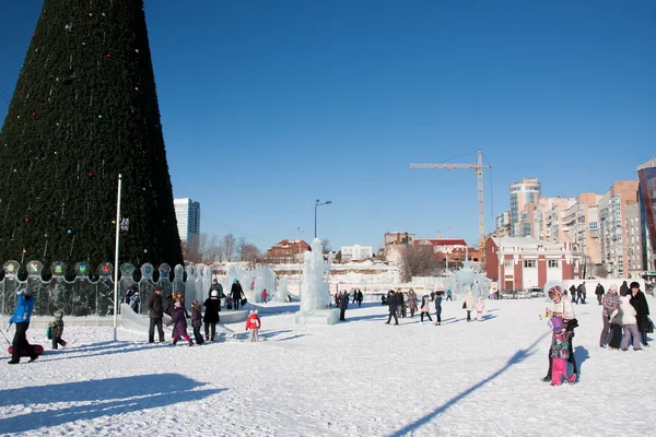 PERM, Rússia, fevereiro, 06.2016: A cidade de Ano Novo gelado no Espl — Fotografia de Stock