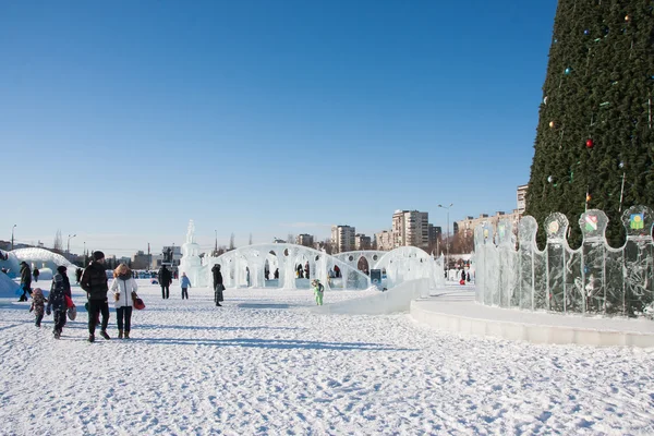 PERM, Rusia, febrero, 06.2016: Ciudad de Año Nuevo helada en el Espl — Foto de Stock