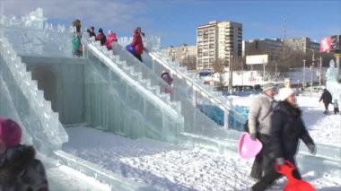 Perm, Rusya, Şubat, 06,2016: Neşeli çocuklar bir oyun slaytlar üzerinde gezmek
