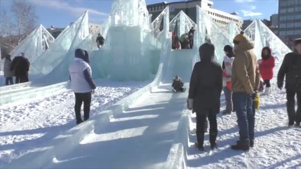 Perm, Rusland, februari, 06,2016: Vrolijke kinderen gaan voor een station op play dia 's — Stockvideo