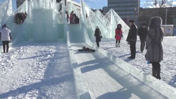 PERM, Rusia, FEBRERO, 06,2016: Niños alegres van a dar una vuelta en diapositivas de juego — Vídeos de Stock