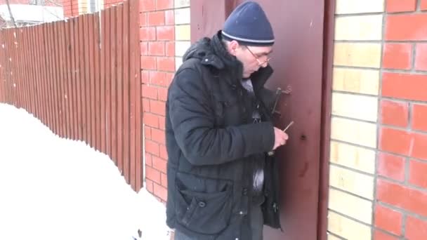 El hombre de los años medios cierra la puerta — Vídeo de stock