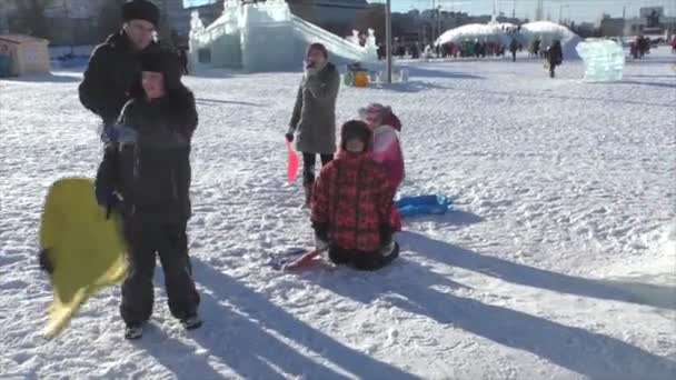 PERM, Rusia, FEBRERO, 06,2016: Niños alegres van a dar una vuelta en diapositivas de juego — Vídeos de Stock