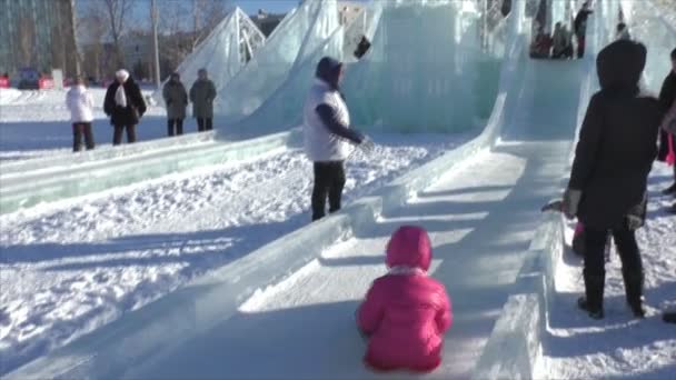 Perm, Rusland, februari, 06,2016: Vrolijke kinderen gaan voor een station op play dia 's — Stockvideo