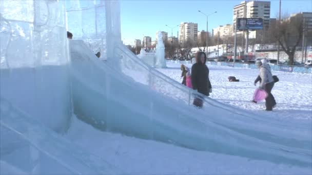 Perm, Rusya, Şubat, 06,2016: Neşeli çocuklar bir oyun slaytlar üzerinde gezmek — Stok video