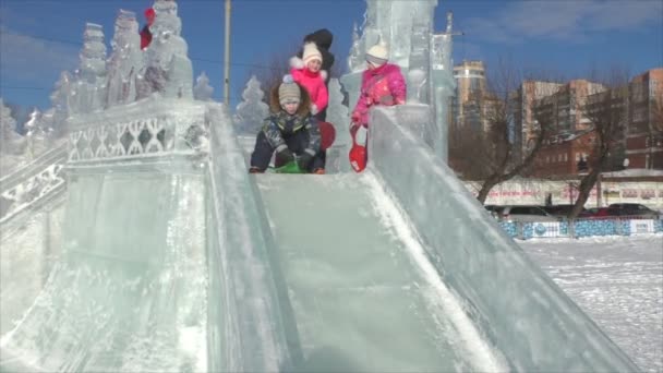 Perm, Rusko, únor, 06,2016: Veselé děti jdou na projížďku na přehrávání snímků — Stock video