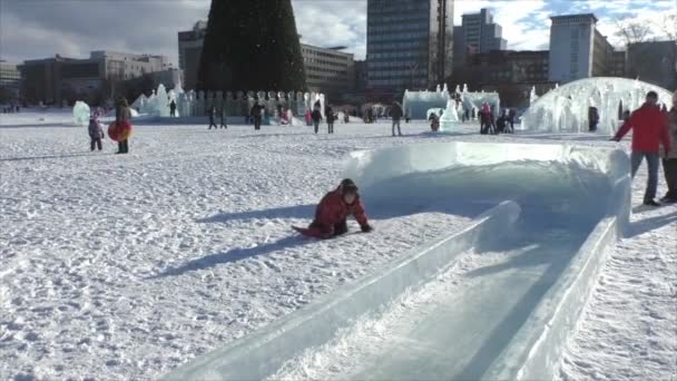 Perm, Rusland, februari, 06,2016: Vrolijke kinderen gaan voor een station op play dia 's — Stockvideo