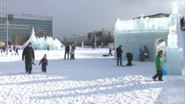 PERM, Rússia, FEVEREIRO, 06,2016: Pessoas no gelo Cidade pequena de Ano Novo — Vídeo de Stock