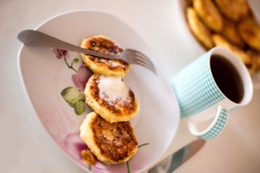 Cheesecakes bir plaka üzerinde