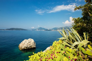 Budva sahilinde Karadağ deniz manzarası