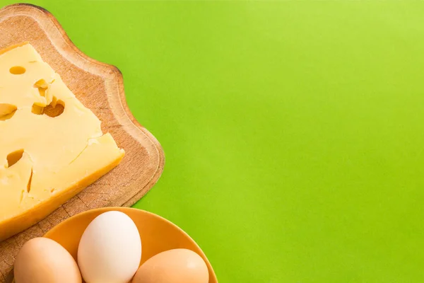 Queso Maasdam Una Tabla Con Huevos Plato Sobre Fondo Verde —  Fotos de Stock