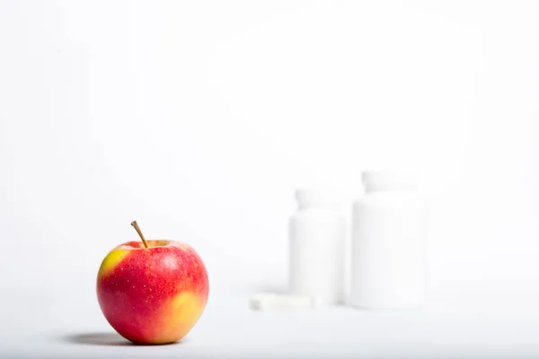 Roter Apfel Fokus Gegen Synthetische Medikamente Glas — Stockfoto