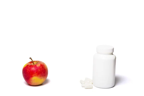 Manzana Roja Frasco Con Pastillas Sobre Fondo Blanco Uno Contra —  Fotos de Stock