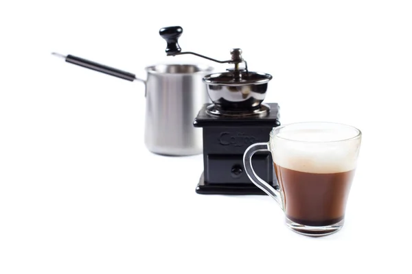 Tasse Cappuccino Mit Manueller Kaffeemühle Und Metalltürke Isoliert Auf Einem — Stockfoto