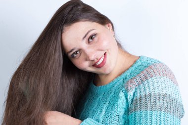 Güzel ve seksi kızın portresi. Gülümseyen, tarayan ve randevuya hazırlanan..