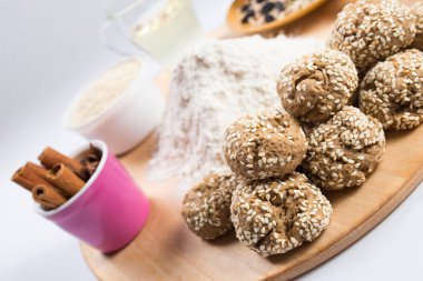 Vejetaryen zencefilli ekmek yapmak ve kurabiye pişirmek için gerekli malzemeler..