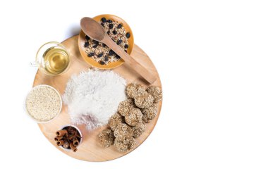 Farklı vejetaryenlerden kurabiye yapıyorum. Büyük ahşap bir tabakta, beyaz bir tabakta..