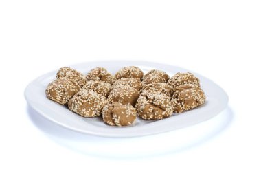 Beyaz tabakta susamlı vejetaryen zencefilli ekmek..