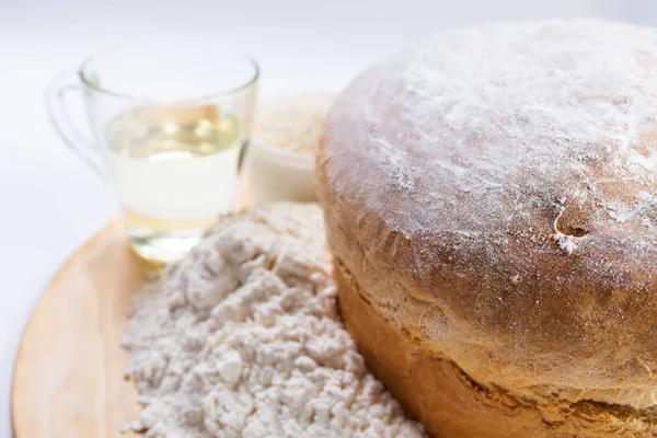 Apenas Pão Farinha Trigo Branco Assado Fechar Com Ingredientes — Fotografia de Stock