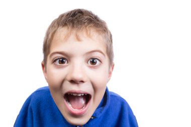 Beyaz bir arka plan karşısında şaşırmış bir anaokulu çocuğunun şişkin gözleri..