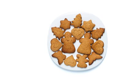 Bir tabakta zencefilli Noel kurabiyesi, kopyalanmış beyaz bir tabakta..