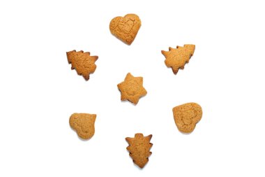 Noel zencefilli kurabiye farklı şekillerde izole edilmiş beyaz.