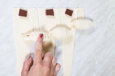 Kadınların el yapımı puf böreği ve çikolatalı kruvasan.