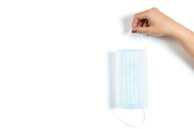 Kadınlar beyaz arka planda izole edilmiş tıbbi bir maske seçiyorlar..