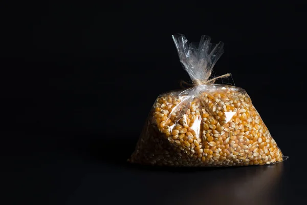 Zaden Van Popcorn Plastic Zak Zwarte Achtergrond Met Copyspace — Stockfoto