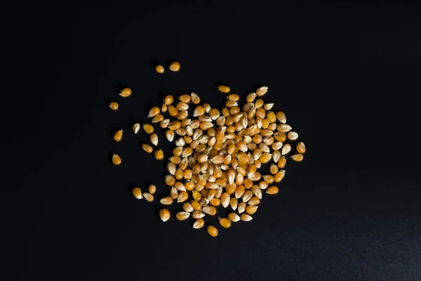 Surowe Nasiona Popcornu Bliska Czarnym Tle — Zdjęcie stockowe
