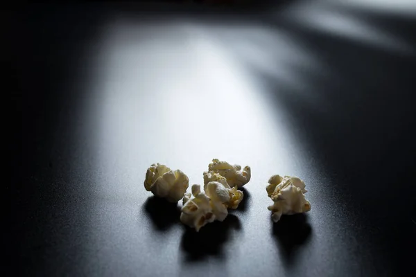 Popcorn Vlokken Close Zwarte Achtergrond Licht Kwam Van Scherm Van — Stockfoto