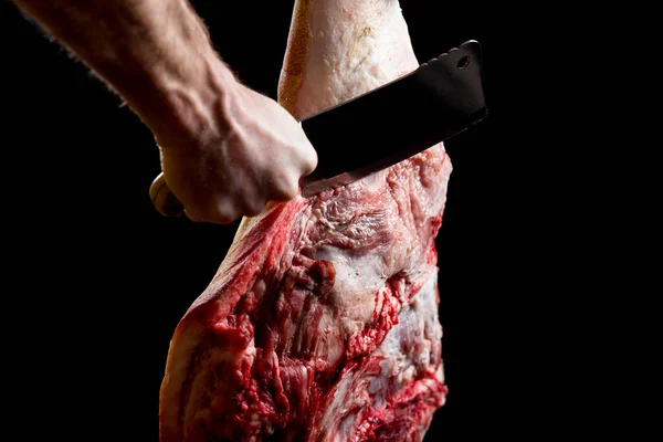 Metzgerhand Hält Küchenbeil Und Schneidet Schweineschenkel — Stockfoto