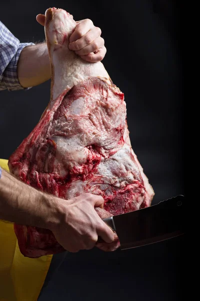 Mann Hält Großes Stück Schweinefleisch Auf Schwarzem Hintergrund Nahaufnahme — Stockfoto