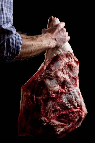 Carniceiro Mão Segurando Coxa Porco Perto Fundo Preto — Fotografia de Stock