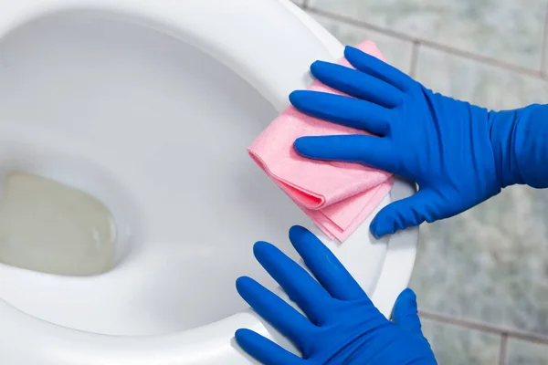 Handen Blauw Handschoenen Schoonmaken Toiletpot Close — Stockfoto