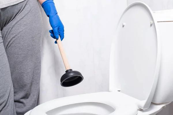 Vrouw Met Zuignap Proberen Een Vast Het Toilet Schoon Maken — Stockfoto