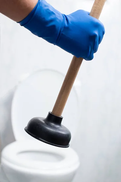 Руки Синих Перчатках Очистить Застрял Туалете Присоской — стоковое фото