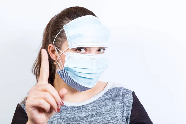 Menina Mostra Sinal Atenção Vestindo Duas Máscaras Rosto — Fotografia de Stock