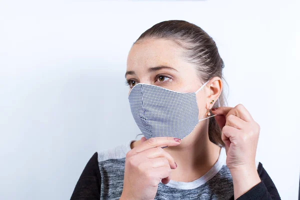 Menina Mostra Como Usar Máscara Fundo Branco — Fotografia de Stock
