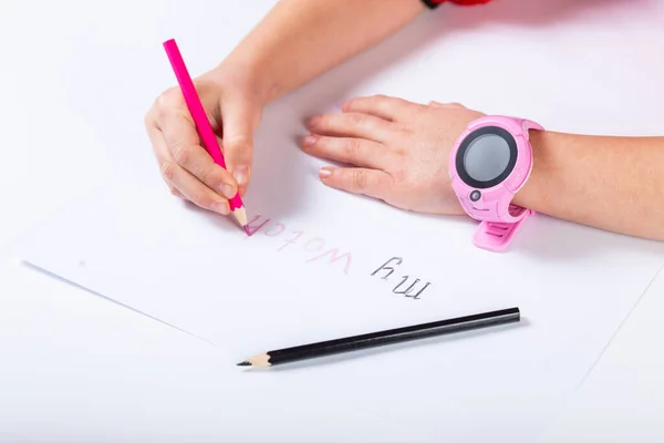 小孩用铅笔画我的衣服 手里拿着粉红的智能手表 — 图库照片